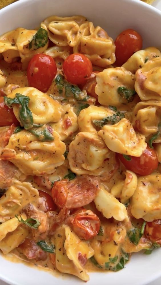 Exploring the Culinary Clash: Combi Ovens vs. Microwaves